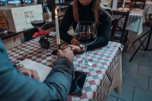 Kinds of Gestures That Achieve Dating Success