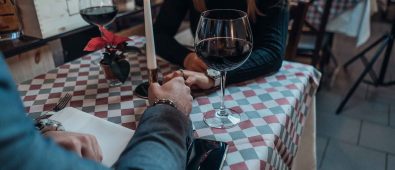 Kinds of Gestures That Achieve Dating Success